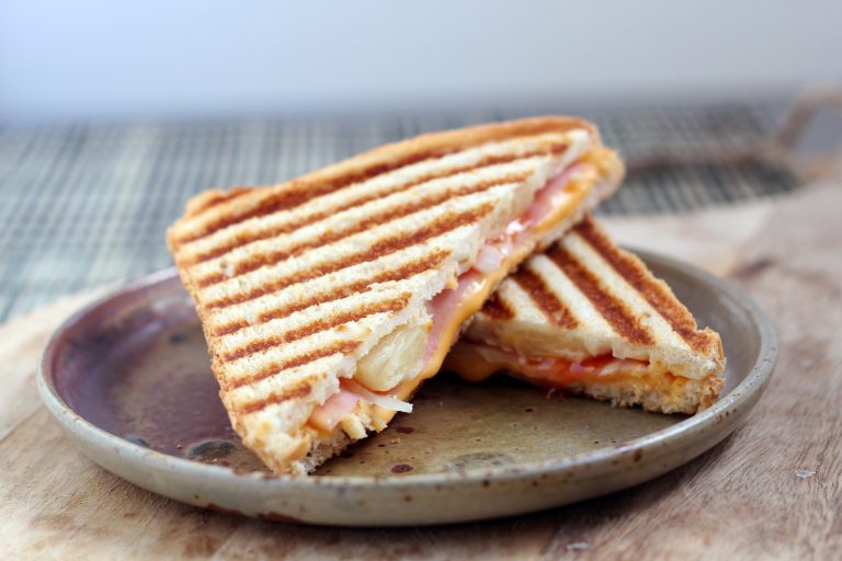 Tosti hawai met chilisaus