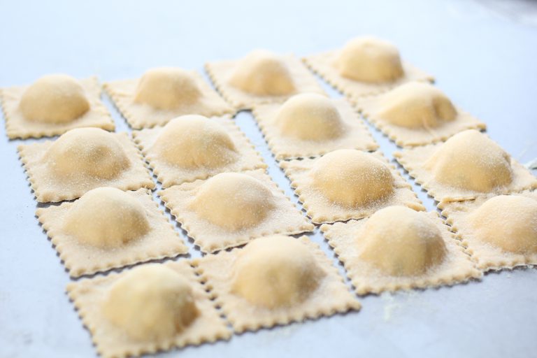 Verse ravioli met drie kazen en salieboter