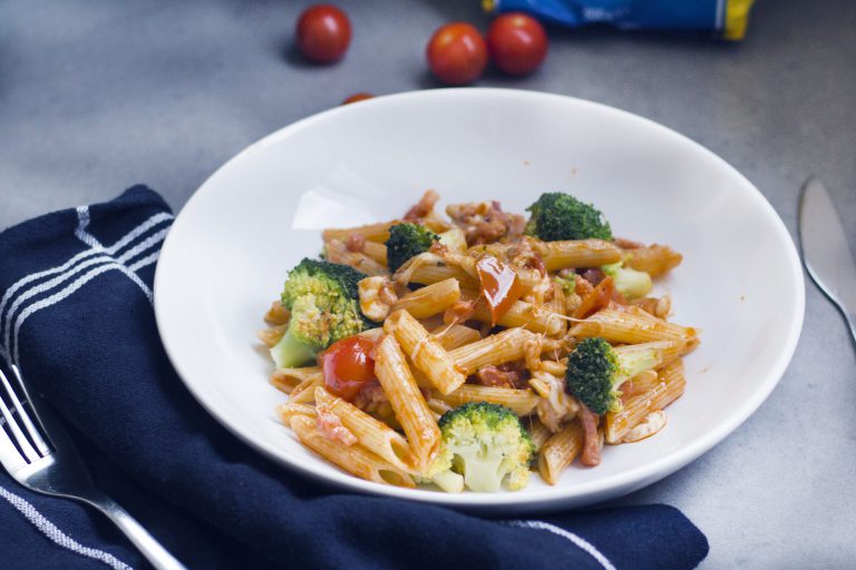 Pasta rode pesto met broccoli