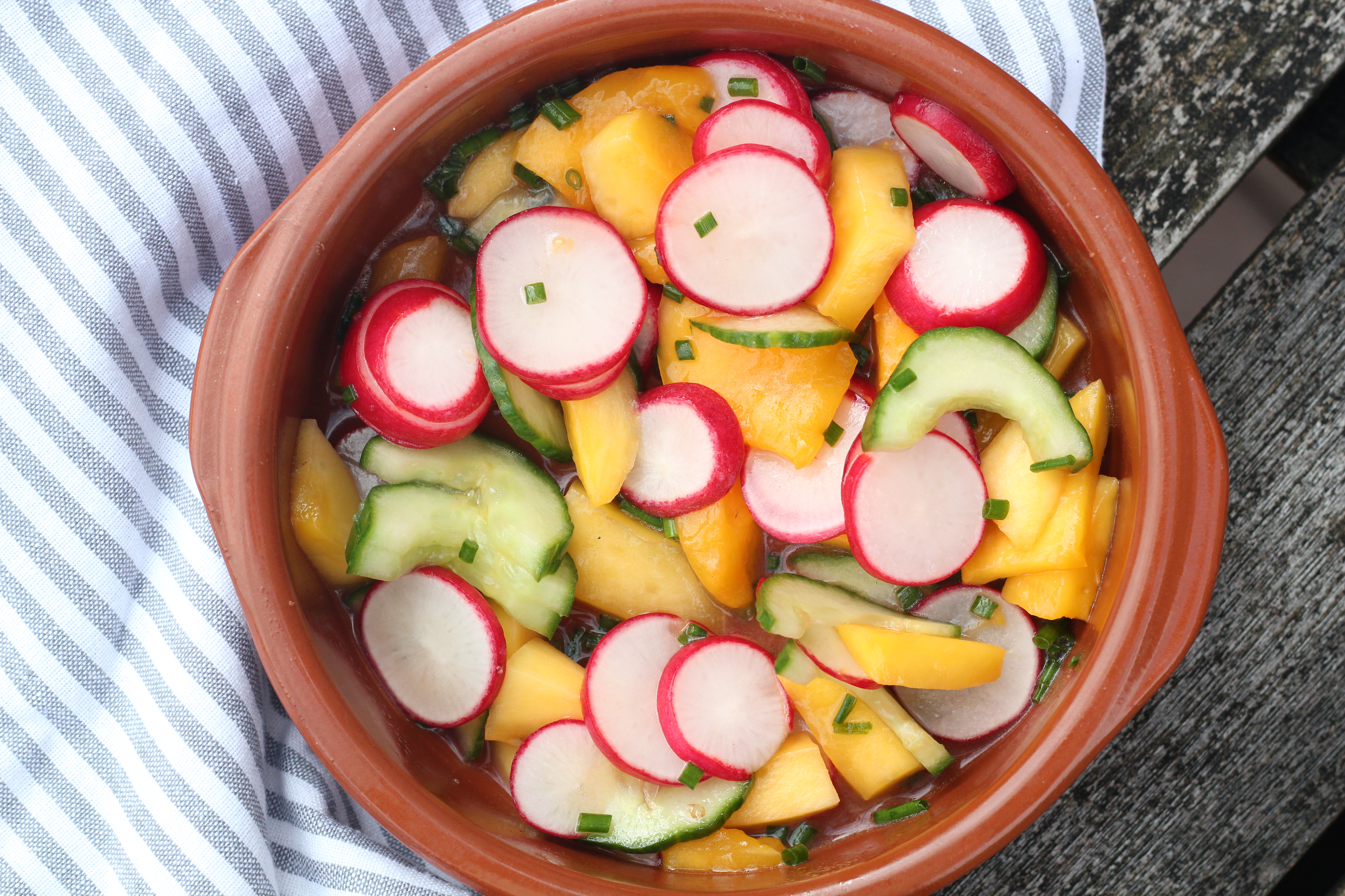 Frisse zomerse salade met radijsjes en mango