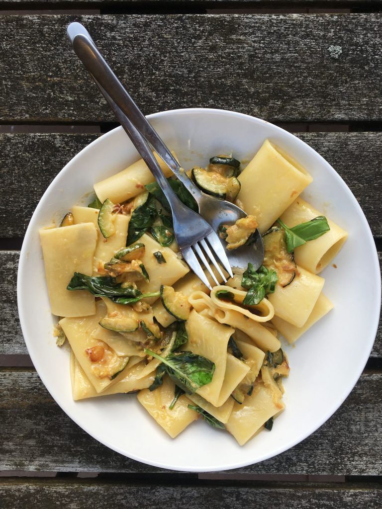 Zomerse pasta met courgette en basilicum