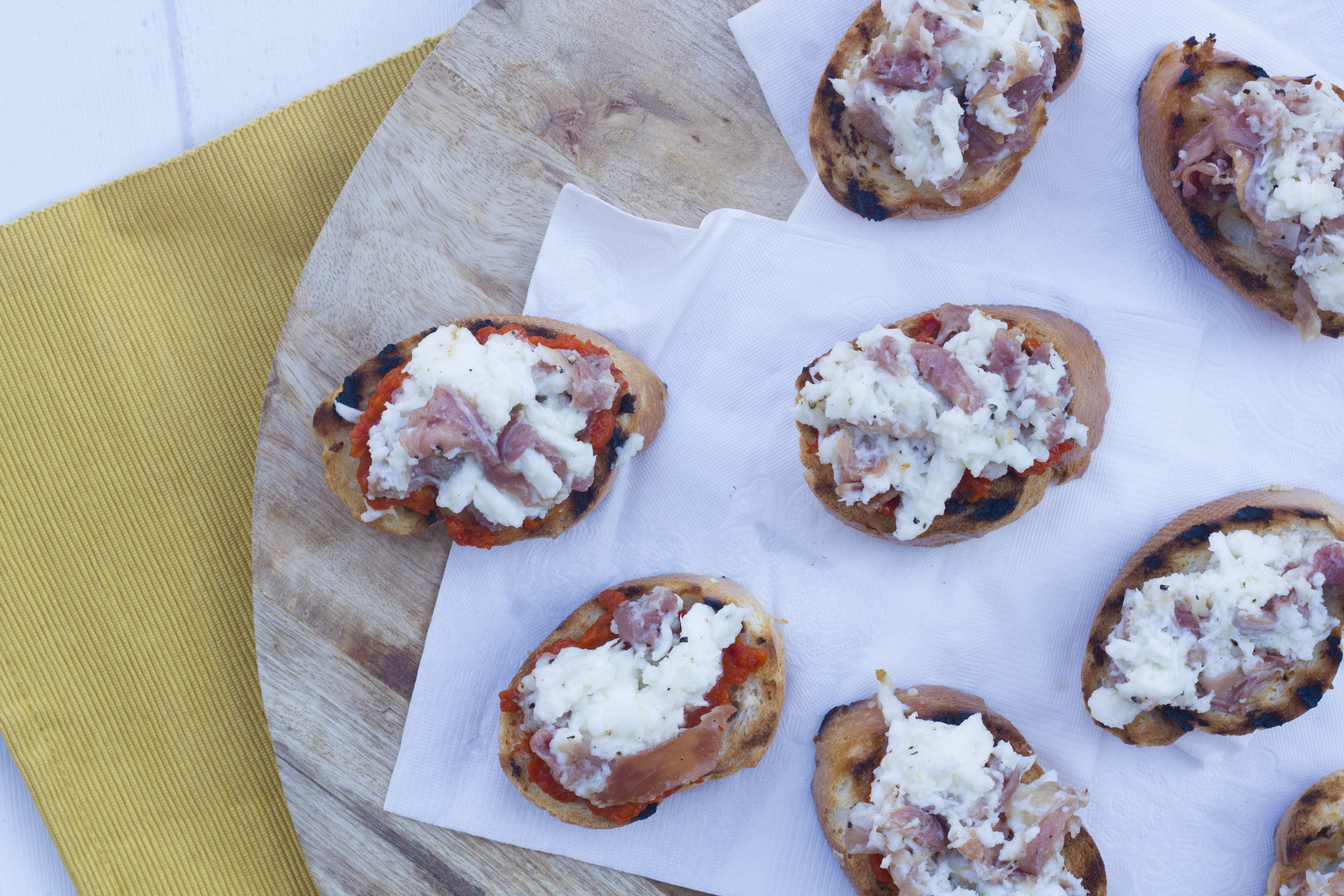 Bruschetta met ajvar, mozzarella en ham