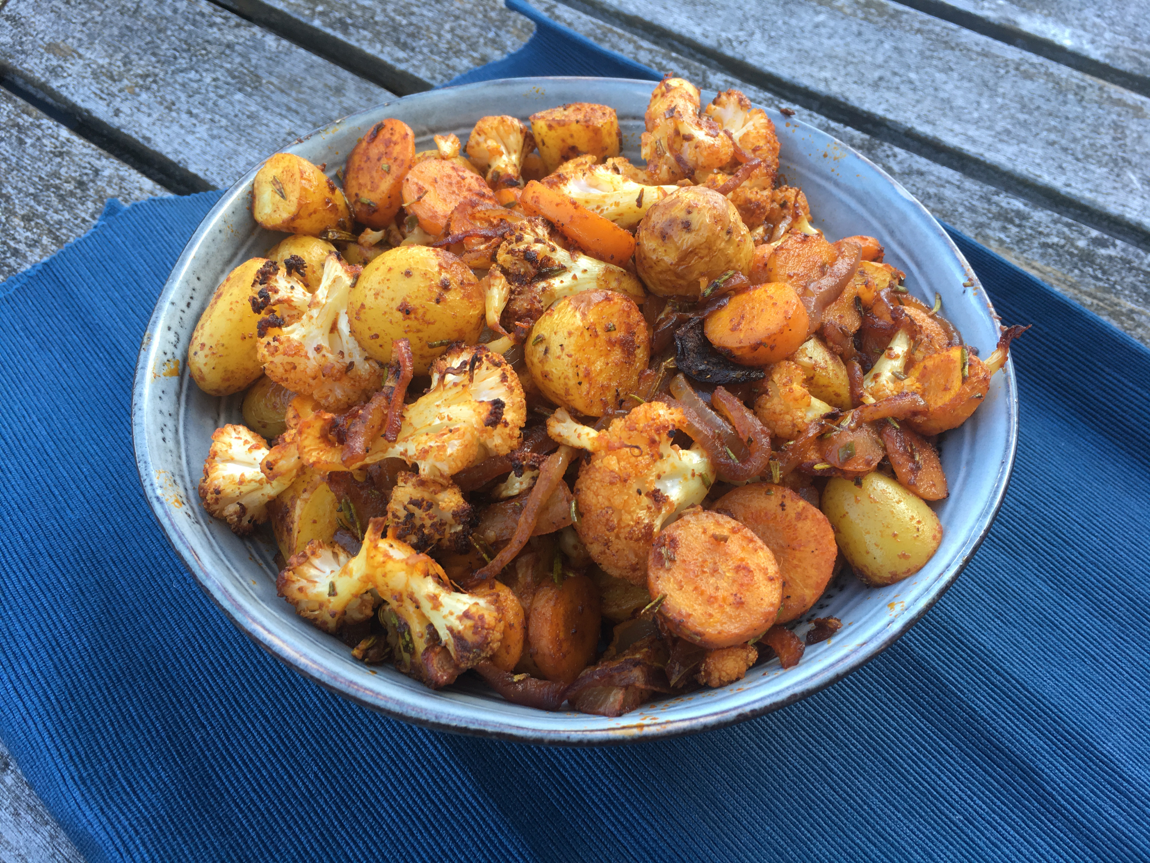 Kruidige aardappels en groenten uit de oven