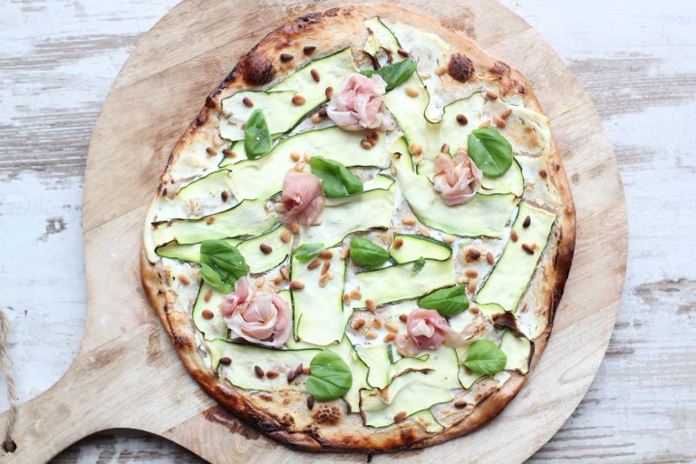 Pizza met citroenricotta en courgette